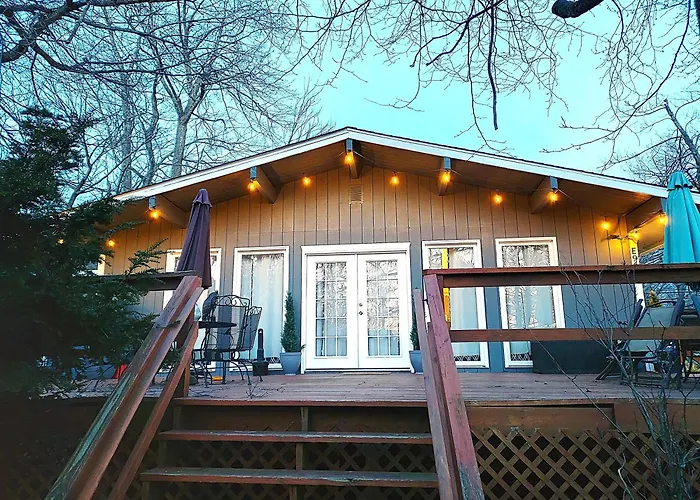 Cozy Cottage Spacious 4Bdrm 2Bth, Hot Tub, Game Movie Room, Close To Camelback Skiing, Sauna Firepit, Arcades, Backyard Playground, 2 Min Walk To Pool, Lake, Beach, Basketball