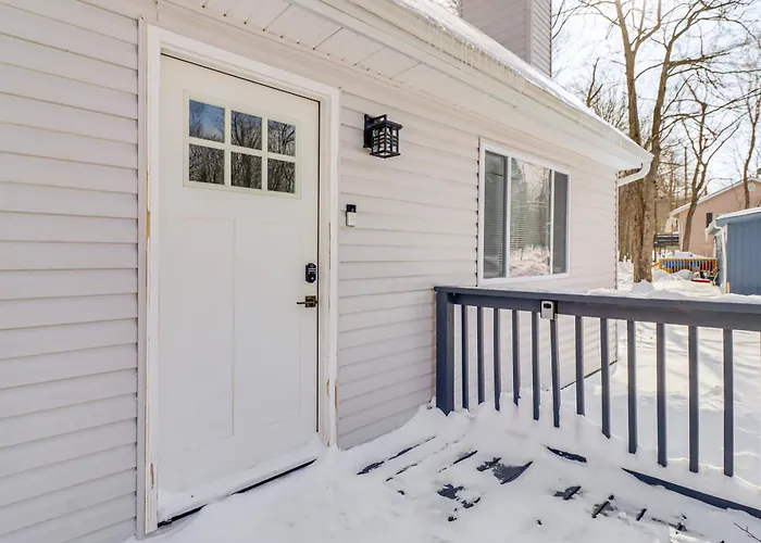 All-Season Fun! Tobyhanna Getaway W/ Lake Access