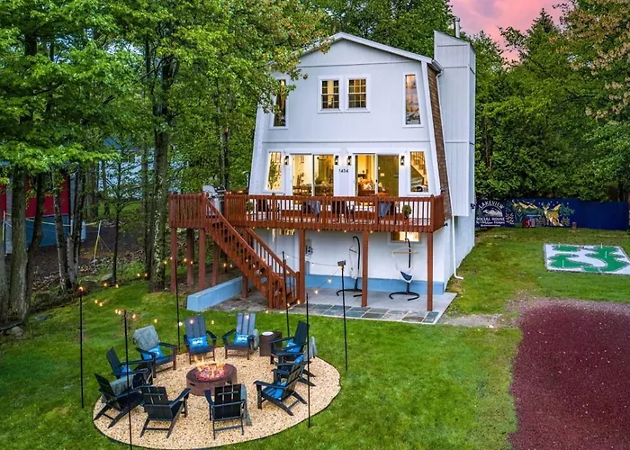 Lakeview Socialhouse - Hot Tub, Golf, Speakeasy, Sauna, Outdoor Games, Paddleboards, Kayaks, Lake Fun