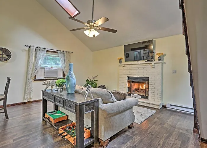 15 Mi To Camelback Ski Resort: Home W/ Deck!